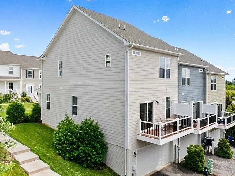 325 John Adams Dr — Photo 2