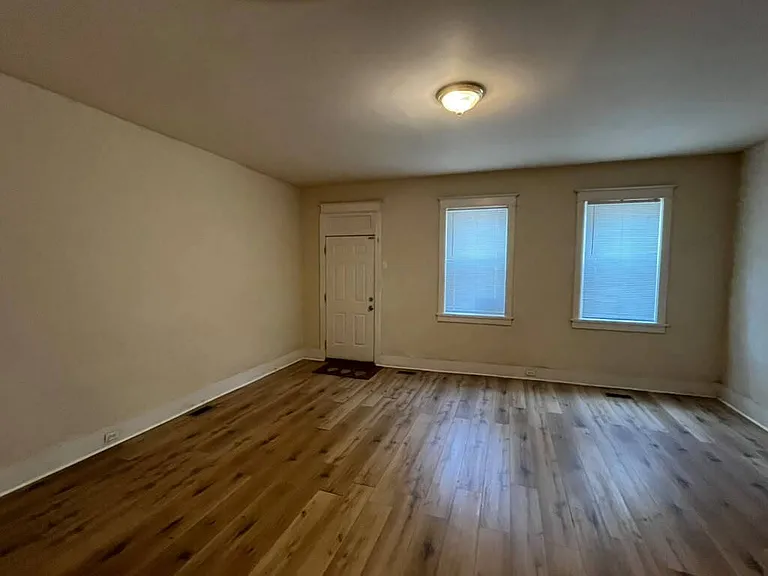 114 W Courtois St #1F — Photo 4