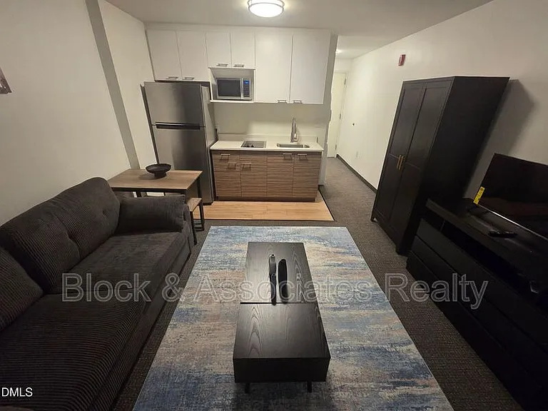 5104 Hollyridge Dr #300 — Photo 4