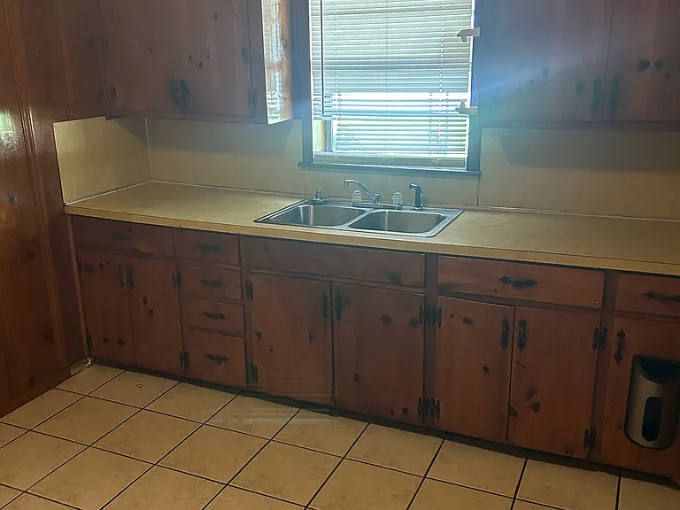 3327 Forrest Ave — Photo 2