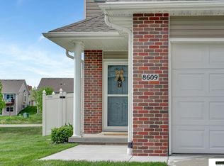 8609 Dunrovin Rd, Lincoln, NE 68526