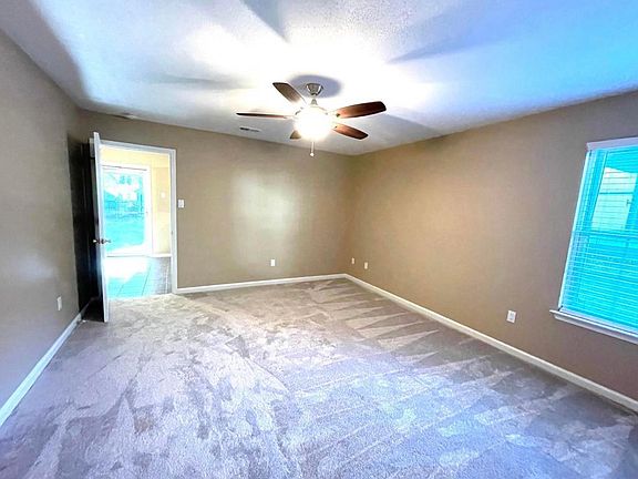 4th image of 2613 Stoneleigh Dr