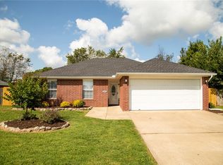 201 Sun Meadow Dr, Centerton, AR 72719