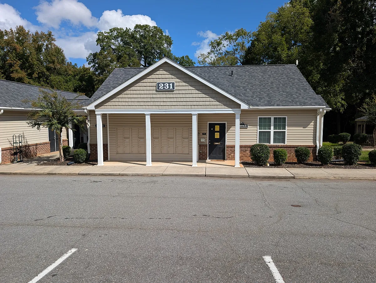 Building Photo - Colonial Village