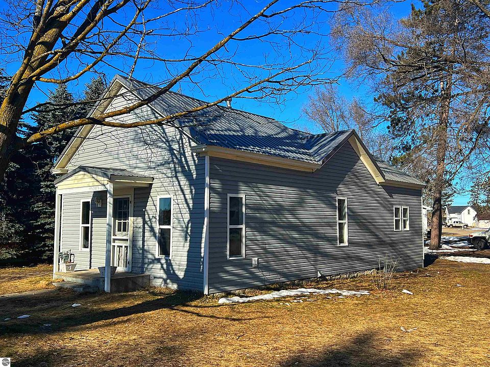 1st image of 211 Oak St