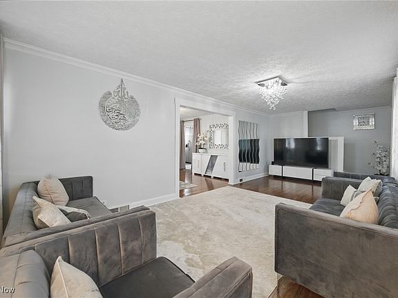 3rd image of 2056 Elbur Ave
