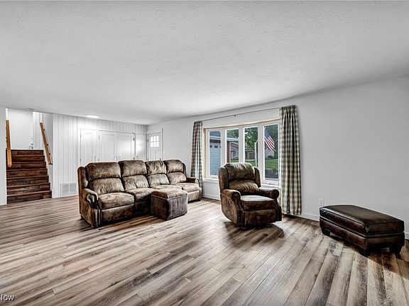4th image of 20150 Jefferson Ct