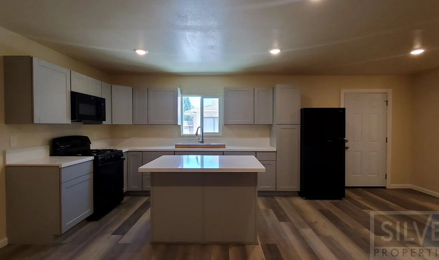 1390 Yale Place — Photo 4