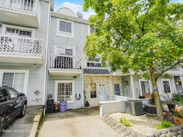 34 Country Dr N, Staten Island, NY 10314
