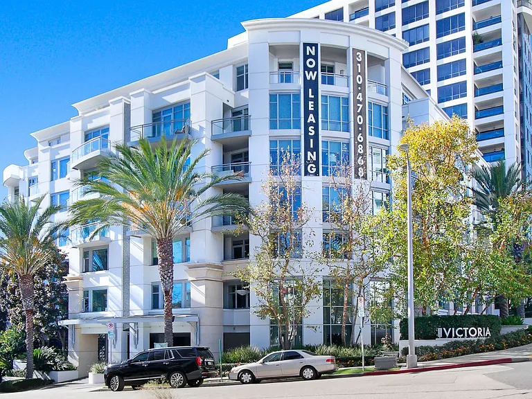 Wilshire Victoria Westwood Apartments — Photo 18