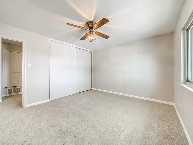 5866 Royal Rdg — Photo 9