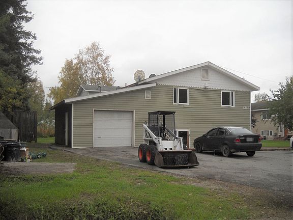 2nd image of 1215 Hess Ave