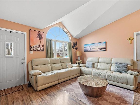 4th image of 2258 Iris St