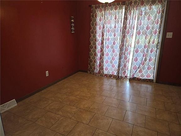 5th image of 1914 NE Grant Cir
