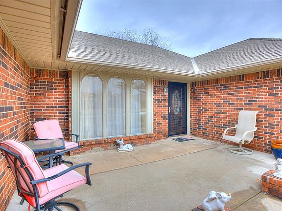 4th image of 2621 SW 90th St