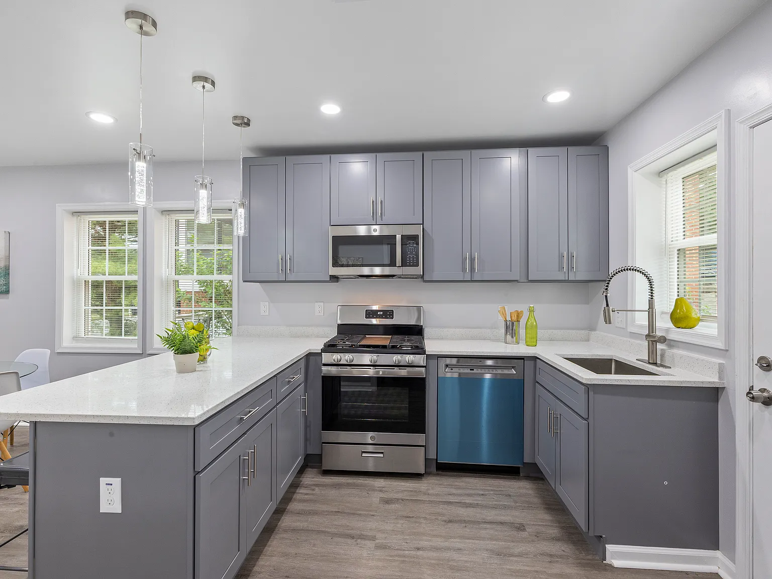 6 bed, 2100 sqft, $7,150 — Photo 4