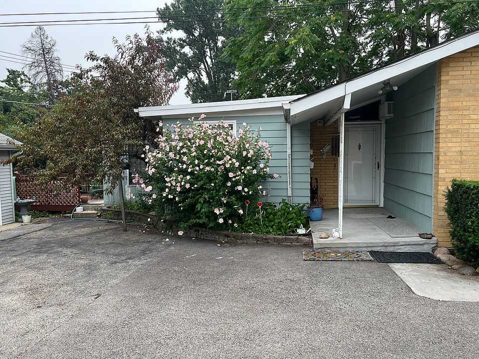 2nd image of 629 Waukegan Rd