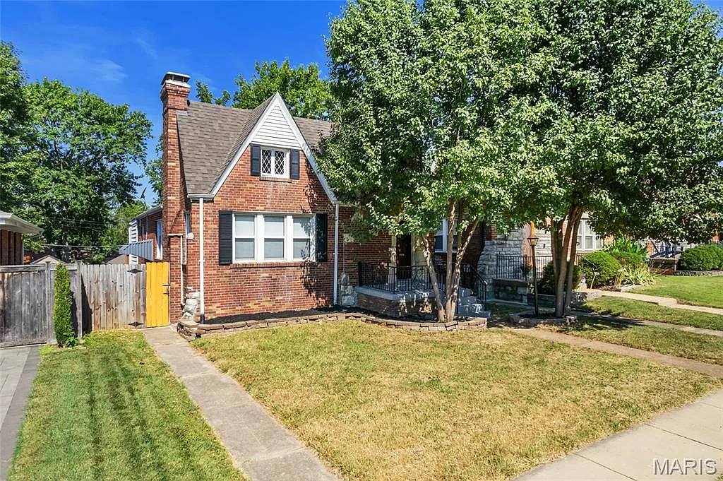 2033 Bland Pl photo 1