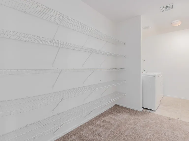 3209 W Saint Catherine Ave — Photo 37