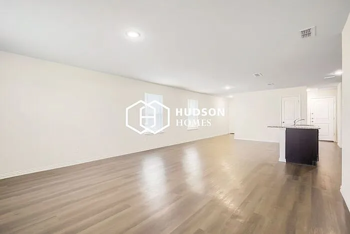 3 bed, 2.0 bath, 1405 sqft, $1,399 — Photo 3