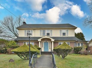 220 Pomander Rd, Mineola, NY 11501