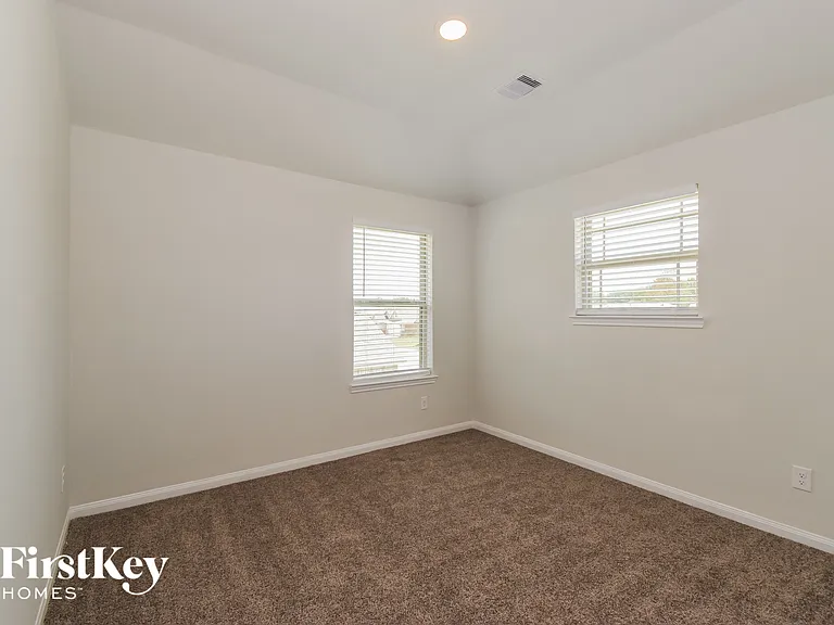 317 Lakeway Cir — Photo 11