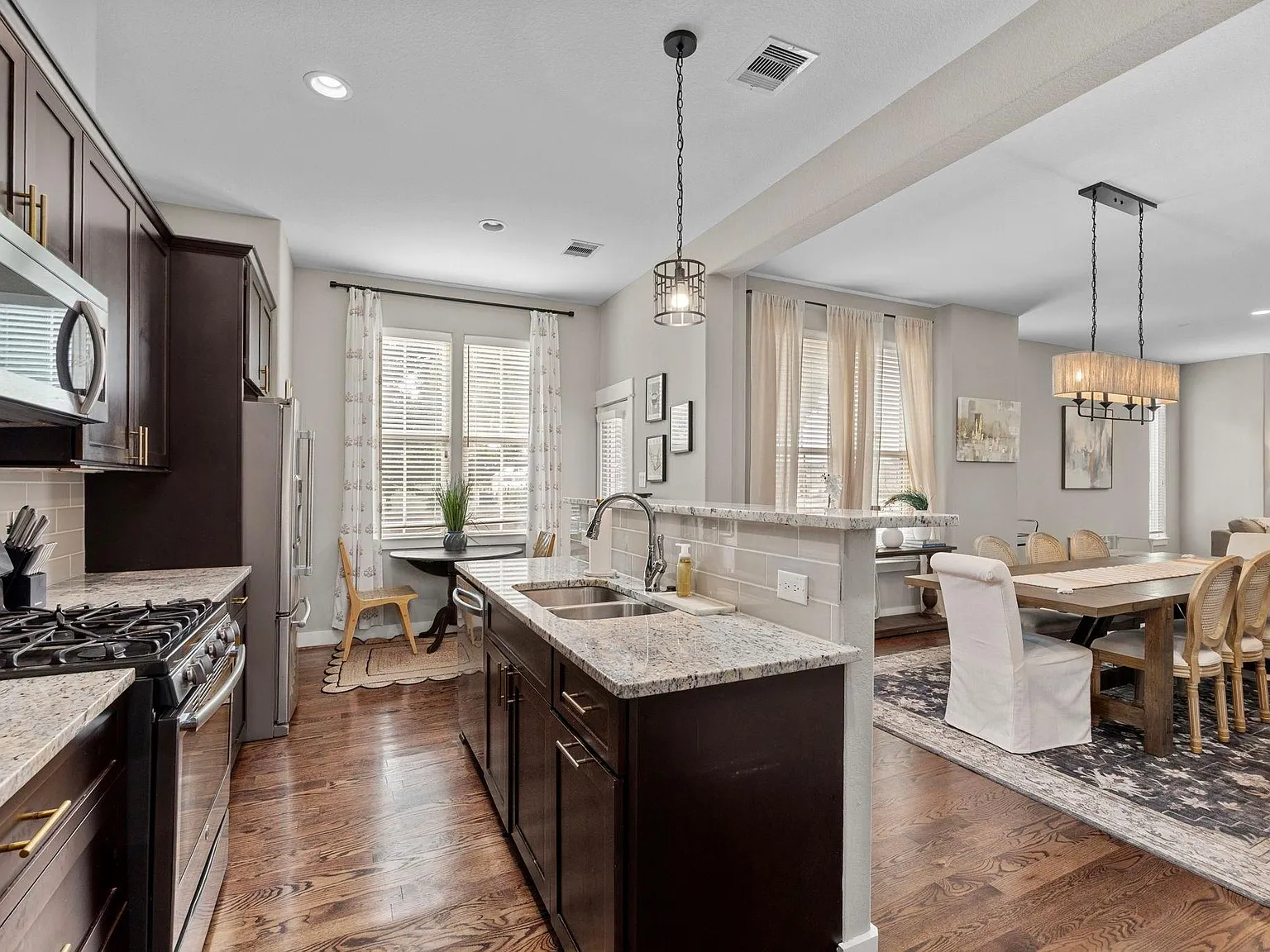 3 bed, 3.5 bath, 2286 sqft, $3,400 — Photo 2