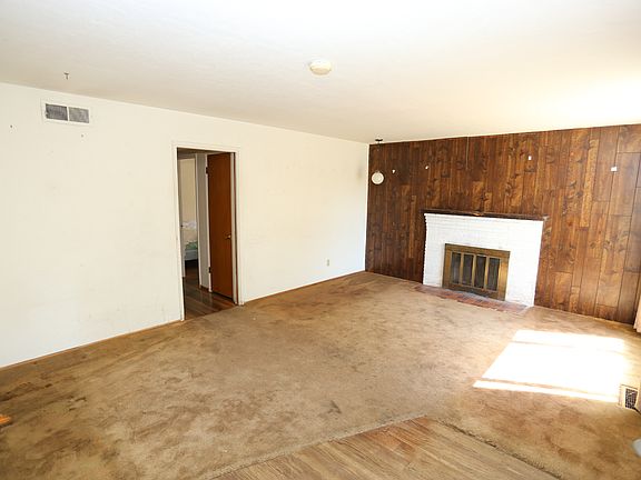 3rd image of 301 Olive Ct
