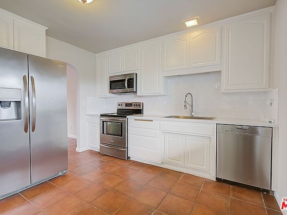 4th image of 251 E Bay Blvd