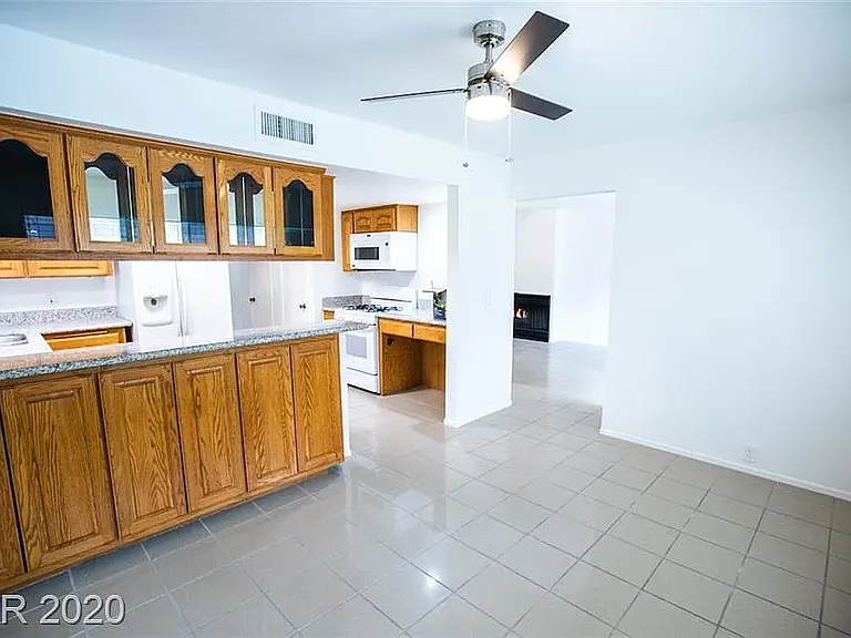 1125 Vegas Valley Dr — Photo 7