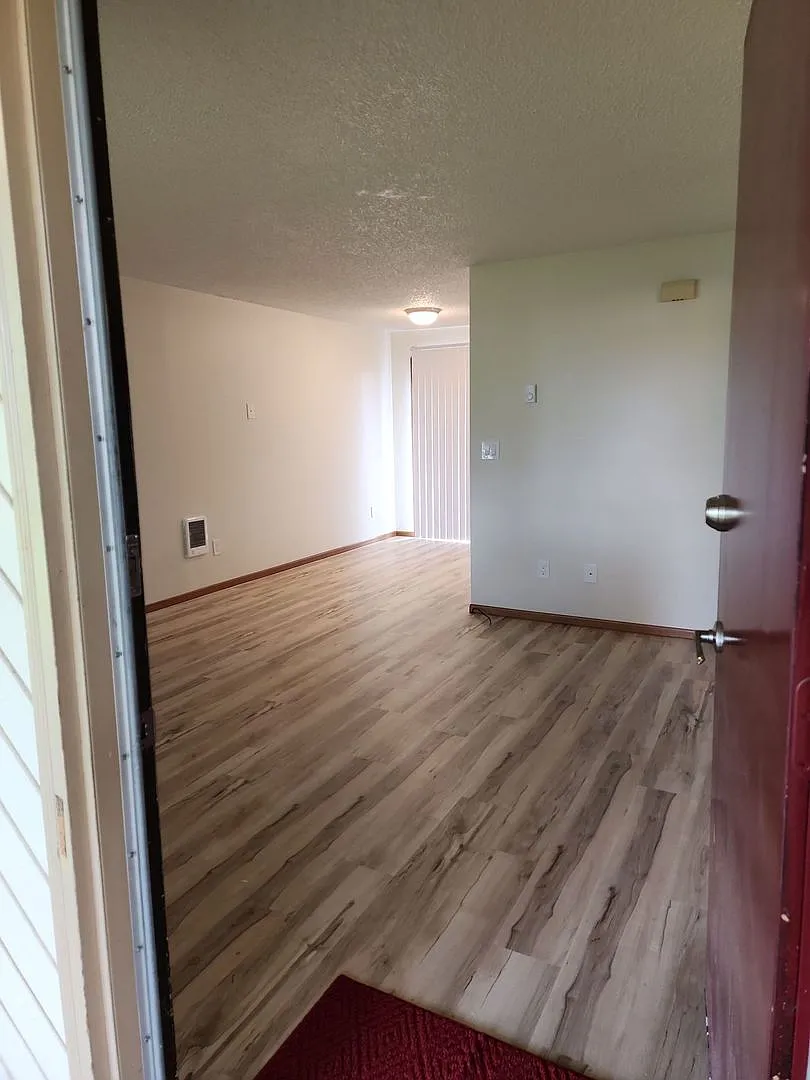 1 Bedroom 1 Bathroom at Hollywood Park Apartments — Photo 1