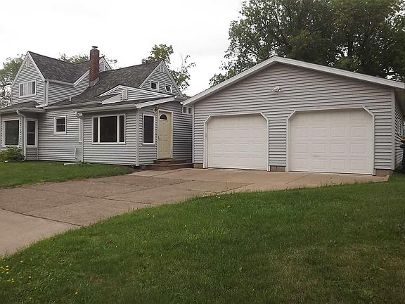 2nd image of 922 6th Ave W