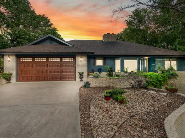 1 Leyburn Ln, Bella Vista, AR 72715