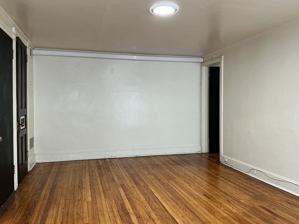 Living Room
Ceiling Light Has 2 settings- Bright and Ambient