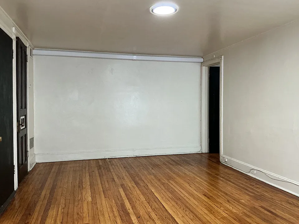 Living Room
Ceiling Light Has 2 settings- Bright and Ambient