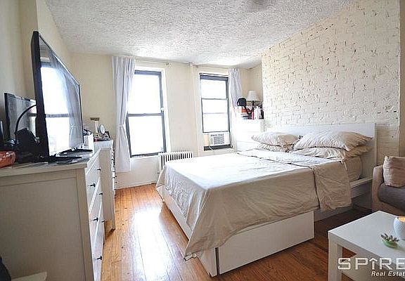 3rd image of 457 W 50th St APT 4RE