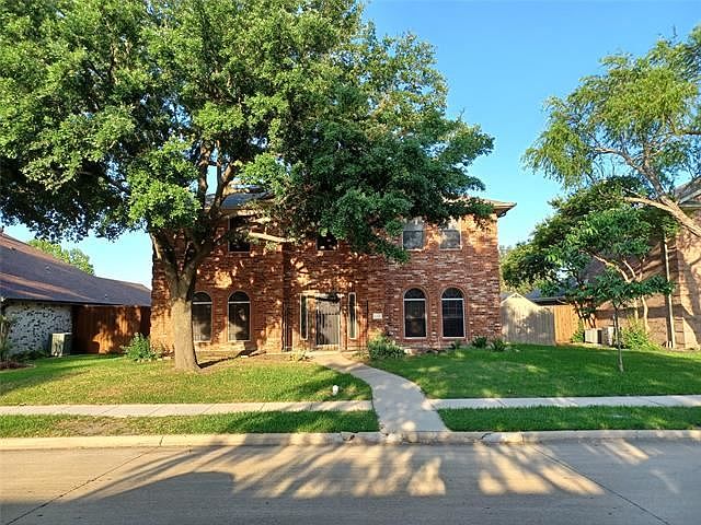 1st image of 112 S Carriage House Way