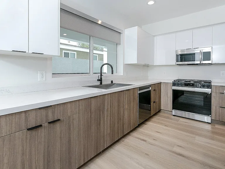 10218 Fernglen Ave #101 — Photo 7
