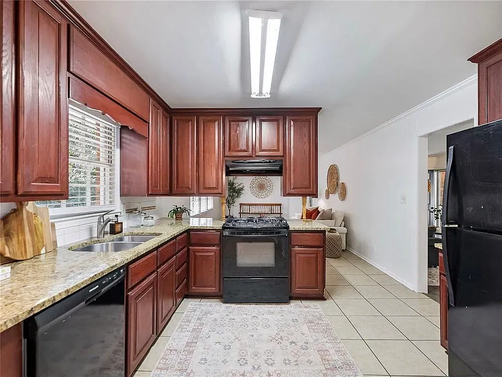 3 bed, 1587 sqft, $2,300 — Photo 3