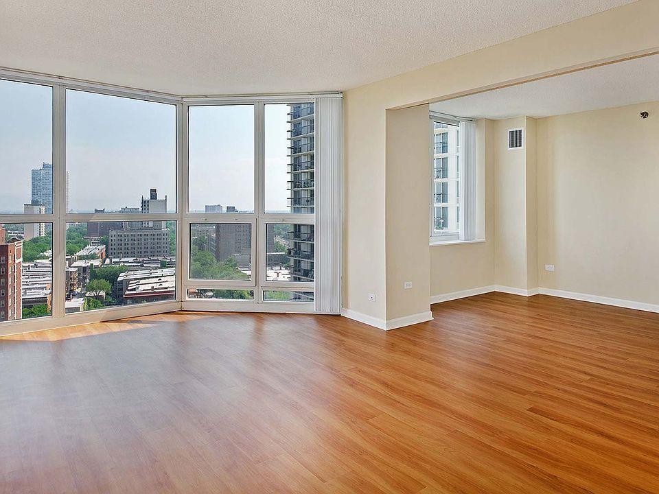 Spacious living room with lots of natural light and an additional study space