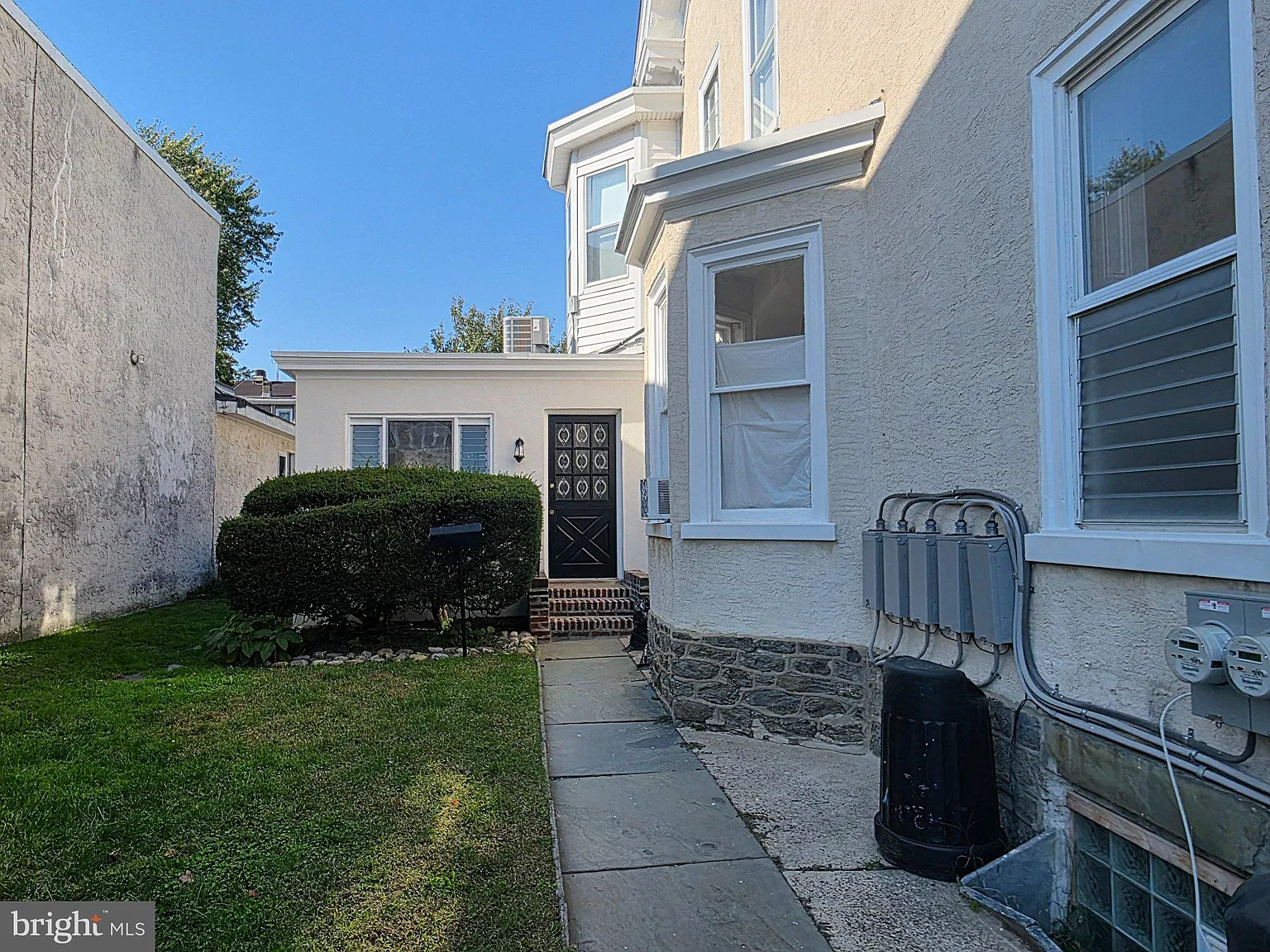 3 bed, 1.0 bath, 3886 sqft, $2,500 — Photo 3