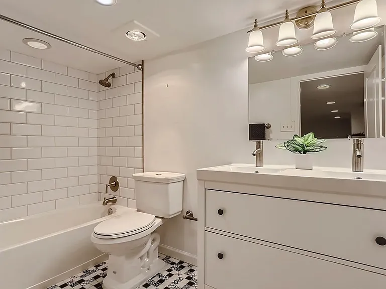 1115 Madison St — Photo 16