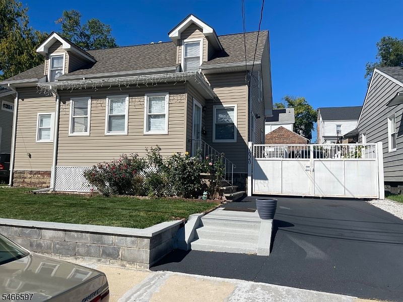 2nd image of 1620 Crescent Ave