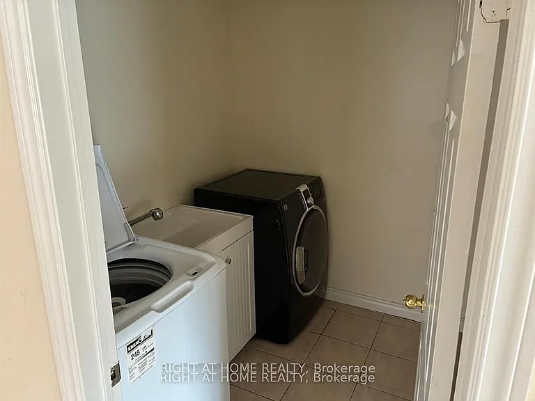 29 Roxanne Cres — Photo 4