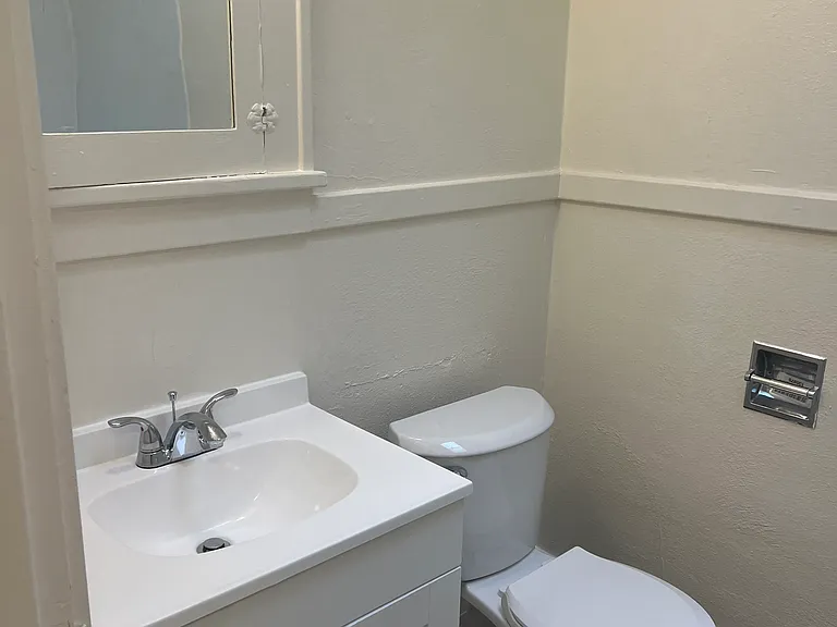 1237 Commerce Ave #10 — Photo 3