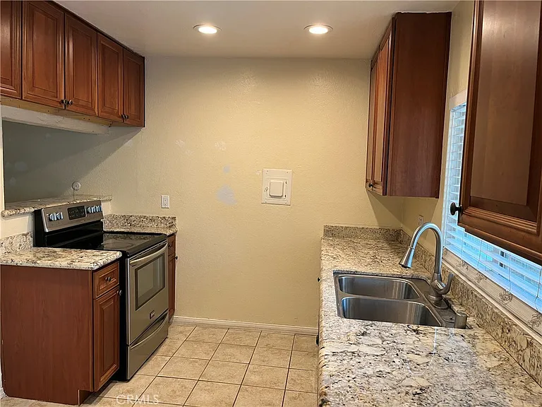 1010 W Macarthur Blvd — Photo 3