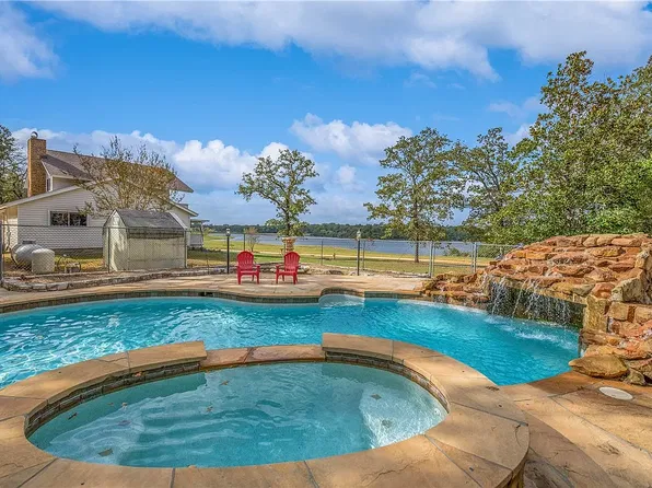 30 Cherokee Dr, Hilltop Lakes, TX 77871