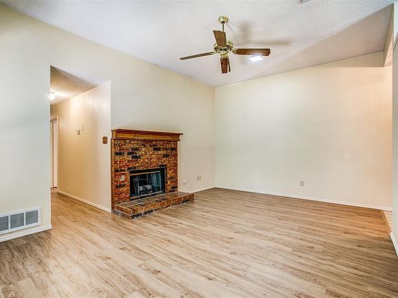 2nd image of 2009 Peakwood Dr
