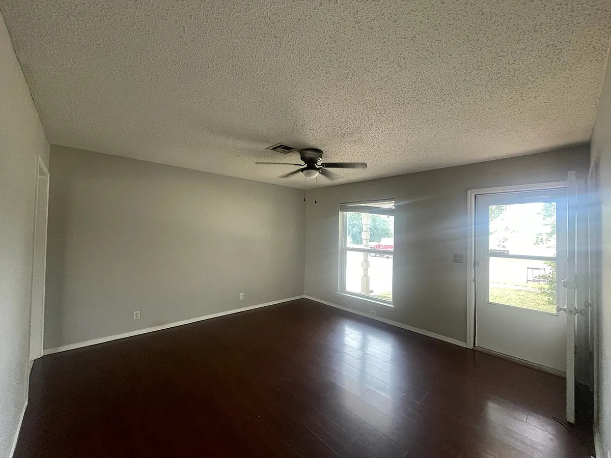 Building Photo - 518 W Linden Dr
