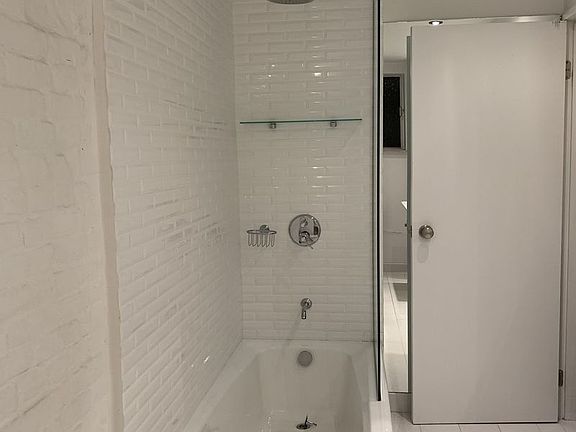4th image of 9 Jane St APT 2
